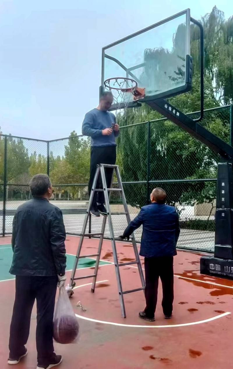篮球投注网_夏县：球迷自费更新篮球网