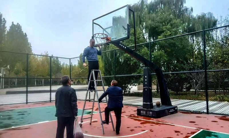 篮球投注网_夏县：球迷自费更新篮球网