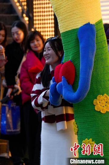 怎么申请皇冠信用網_北京：民众排队打卡胡同里的“毛衣树”