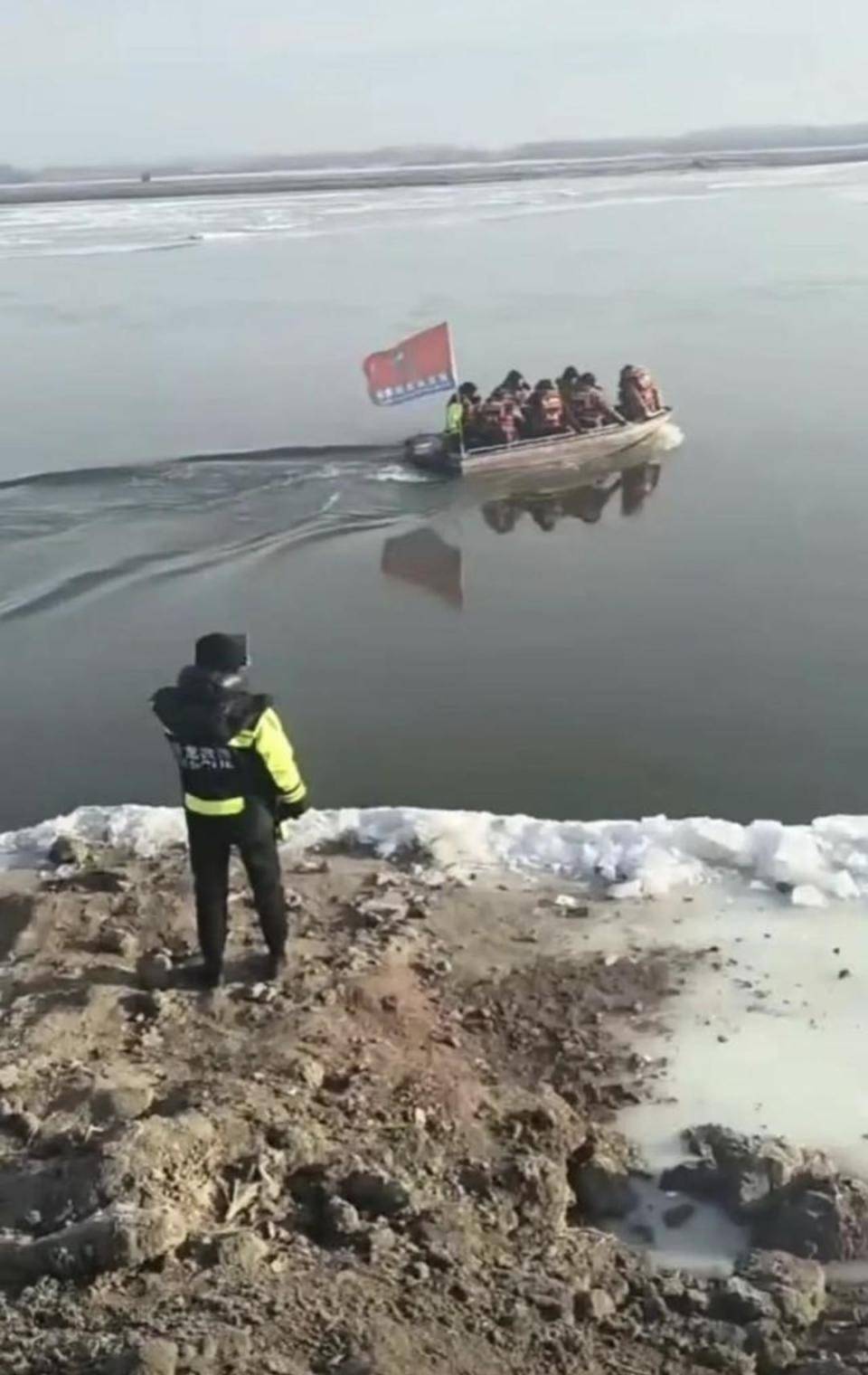 皇冠公司的代理怎么拿_吉林一家三口开车坠江车已找到皇冠公司的代理怎么拿，救援队：出水时后备箱开着，车里没人
