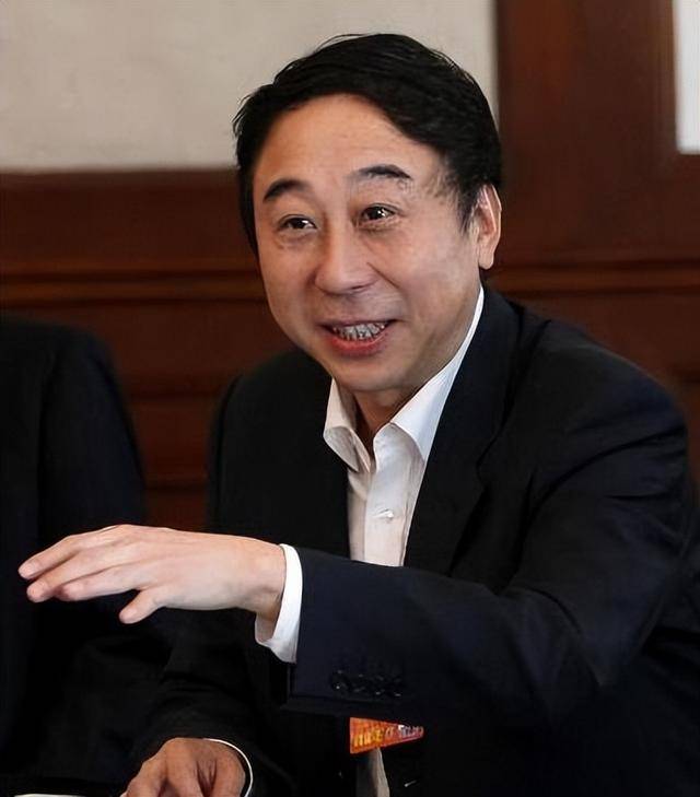 皇冠体育网_从相声奇才到“阶下囚”皇冠体育网，当红时抛下冯巩移居海外后，刘伟怎样了