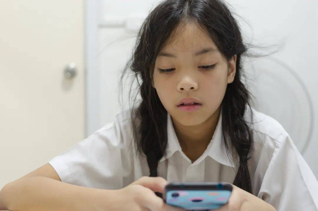 皇冠信用网代理
_学生禁玩手机皇冠信用网代理
，催生孩子间的地下交易