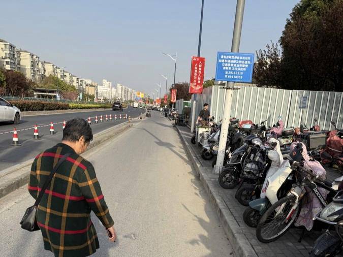 皇冠网址_上海女子崩溃：就住在地铁口皇冠网址，但出行一点也不方便！不到50米的路，充满各种障碍→