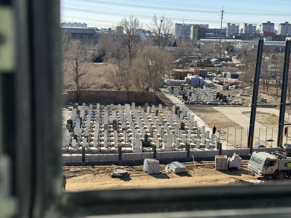 皇冠信用网开户
_“花500万买坟景房皇冠信用网开户
，眼皮子底下就是几百座，太糟心！”