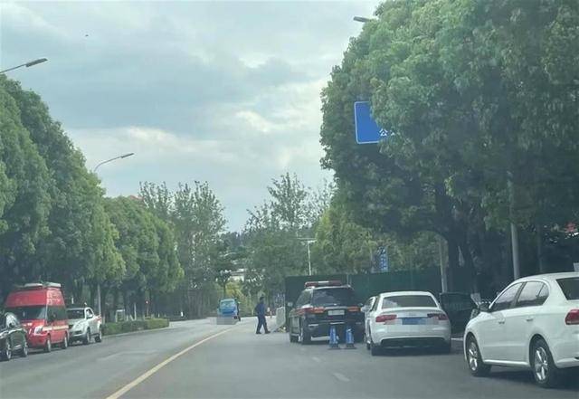 信用平台出租
_昆明一商铺起火致8人死亡信用平台出租
，居民：系电瓶车维修铺