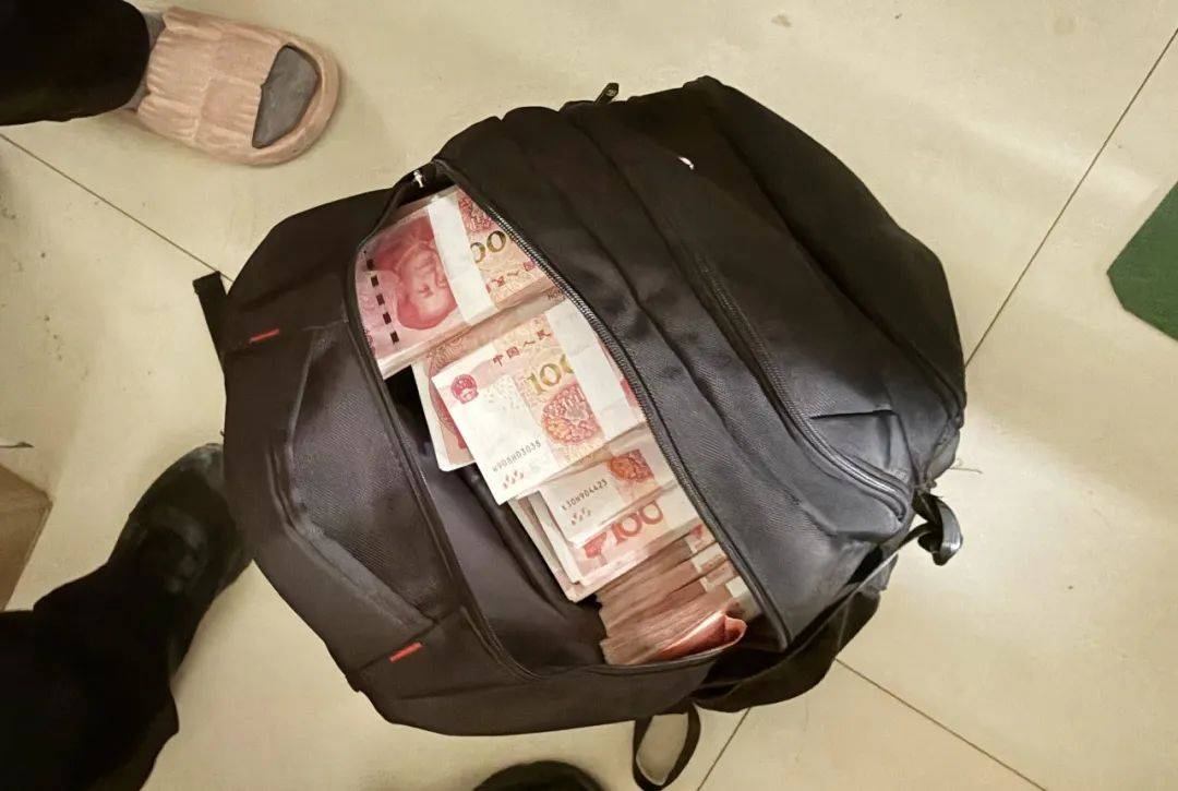 皇冠信用网登3代理
_事发桂林皇冠信用网登3代理
！背包里装的1000000元现金被警方紧急拦截