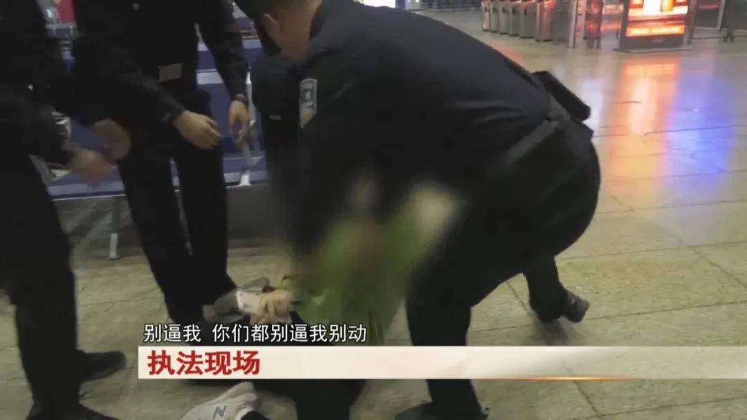 皇冠信用网代理
_“老赖”车站被抓皇冠信用网代理
，竟质问法官：为何不抓我妈 ！