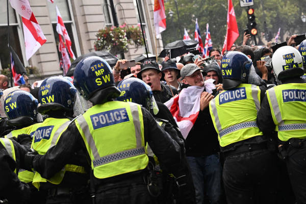 意大利乙组联赛 | 超10万人参加伦敦右翼反移民集会意大利乙组联赛，马斯克“现身”呼吁英国重新选举